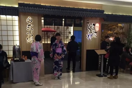 火鍋店關(guān)門潮之際，這家店憑啥開業(yè)就排隊？