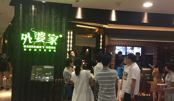 快來(lái)看??！奶奶和外婆打起來(lái)了！