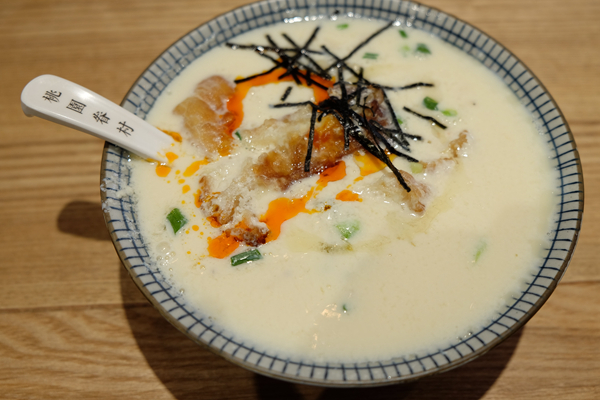一碗豆?jié){12元，兩只包子26元…在餐飲寒冬，它靠什么讓顧客絡(luò)繹不絕|餐飲界