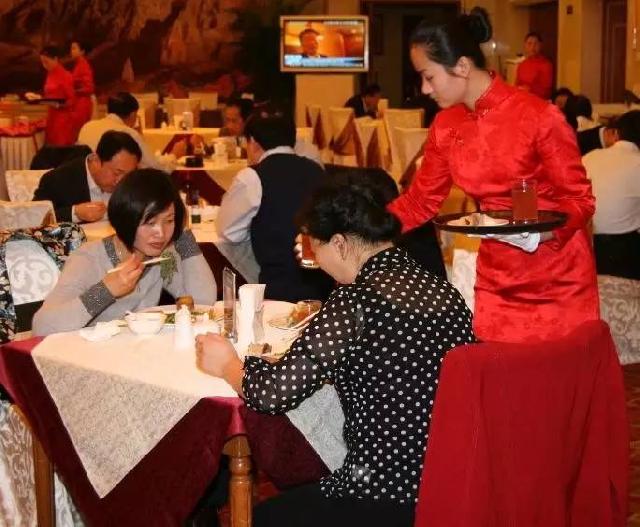 餐廳生意不好，老板竟然吃客人的剩菜……（看完沉默了?。?></a>
          <div> <a href=