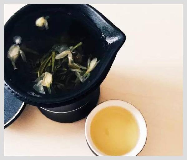 無印良品開了一家咖啡館，但主角是一款“性冷淡”的茶？|餐飲界