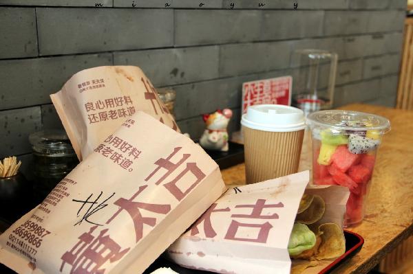 風(fēng)口上的同類，為何黃太吉關(guān)店過半，西少爺年入1億？|餐飲界