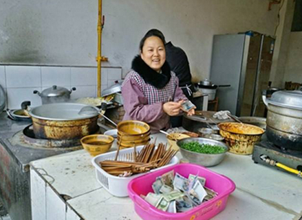 “誠(chéng)信面館”開15年：顧客自己端碗付款全靠自覺