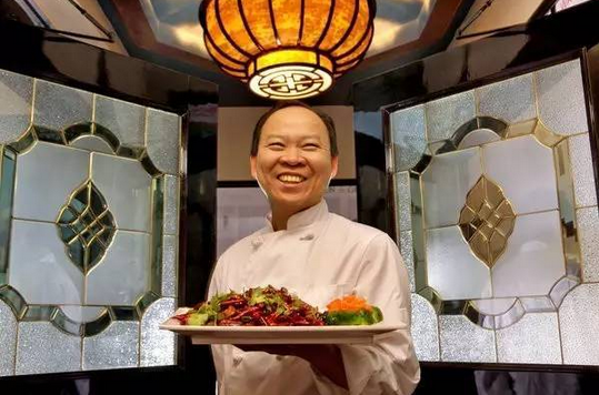不懂英語！湖北農村娃逆襲成美十家餐廳老板，被美國人封為功夫廚神！