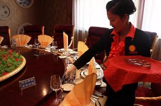 餐廳的老員工不服管，應(yīng)該怎么辦？|餐飲界