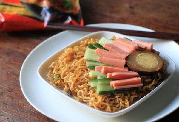 被外賣(mài)“打敗”的不只方便面，還有好搭檔火腿腸|餐飲界