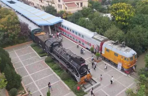 在火車(chē)上開(kāi)美食街，一列車(chē)廂一個(gè)門(mén)店，租客瘋搶?zhuān)藲獗?></a>
          <div> <a href=