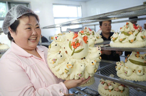 大媽賣饅頭3年 年銷1000萬元，網(wǎng)友：我該賣燒餅還是賣饅頭？