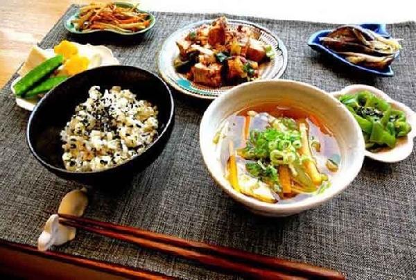 大肆擴張的日料比艱難前行的中餐，到底好在哪？|餐飲界