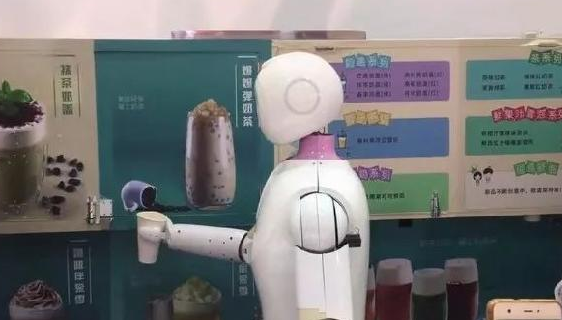 機(jī)器人“入侵”奶茶店，搞噱頭還是真有料？ 來源：咖門    作者：李沐      2017-10-27 08:37      973