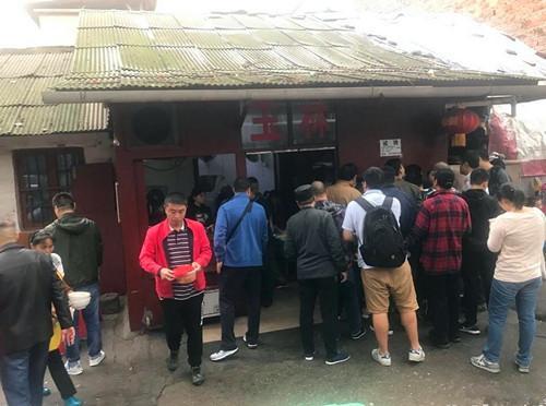 這家開了35年的老長沙米粉店，6塊錢一碗，6點就開始排隊了|餐飲界