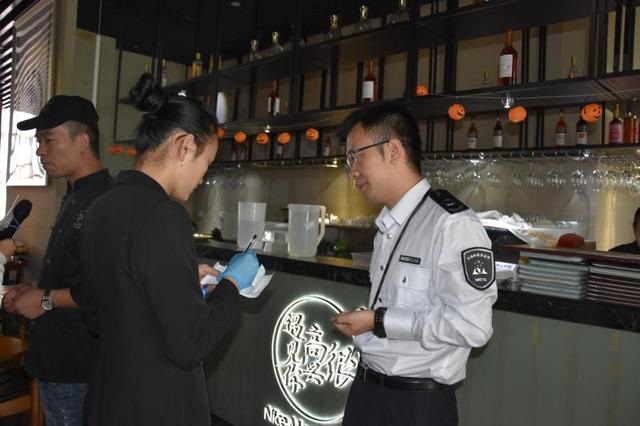 韓寒在深圳的餐廳再被查，后廚餐具堆地上降C！
