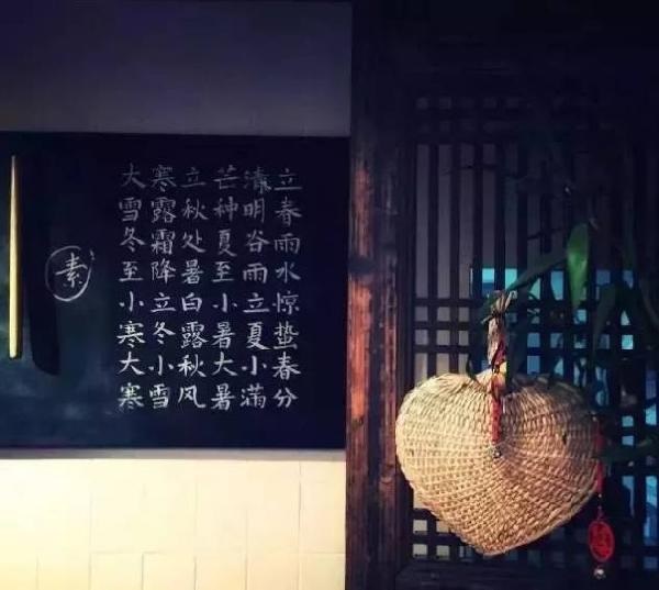 這家不足10平米的小店，只有一張桌子，無肉無酒，卻治愈了無數(shù)的過客