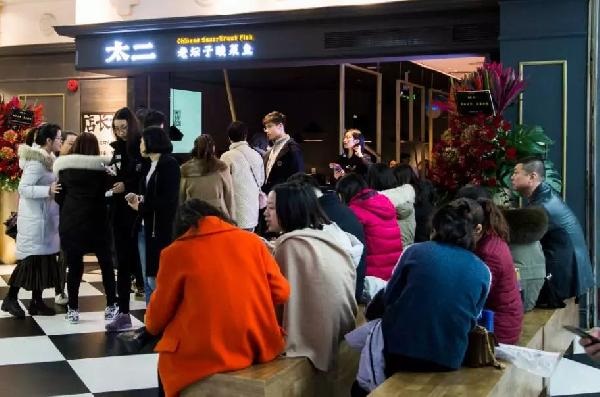 4人以上不接待，卻排隊(duì)800桌，這家“奇葩”店的邏輯是？