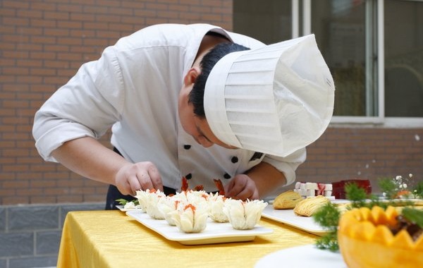 餐飲服務(wù)升級正當時，服務(wù)模型、員工管理模式的正確打開方式是？