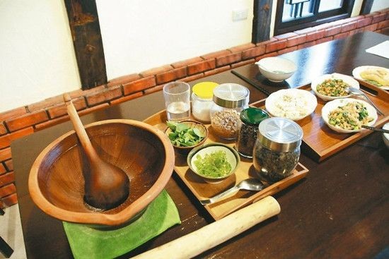 自學成才的成都老大叔，賣又貴又囂張的一碗面為啥還是生意比你好？