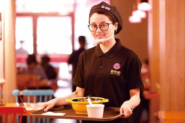 沒(méi)有廚師，無(wú)人點(diǎn)餐！他4年開(kāi)出300多家店，日銷(xiāo)高達(dá)10萬(wàn)碗！