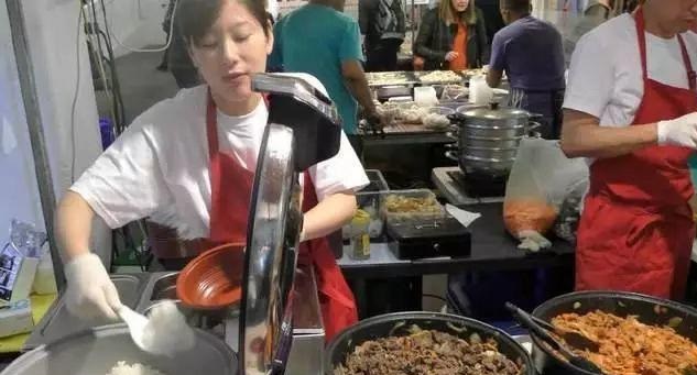 中國(guó)蓋澆飯?jiān)谟?guó)火了，每天幾百份不夠賣(mài)