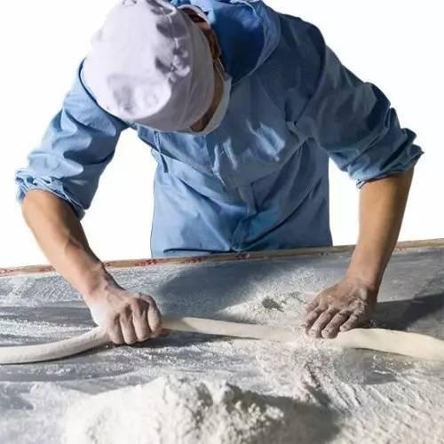 發(fā)獎金，給廚師配保姆留住員工？但論留人還是海底撈牛
