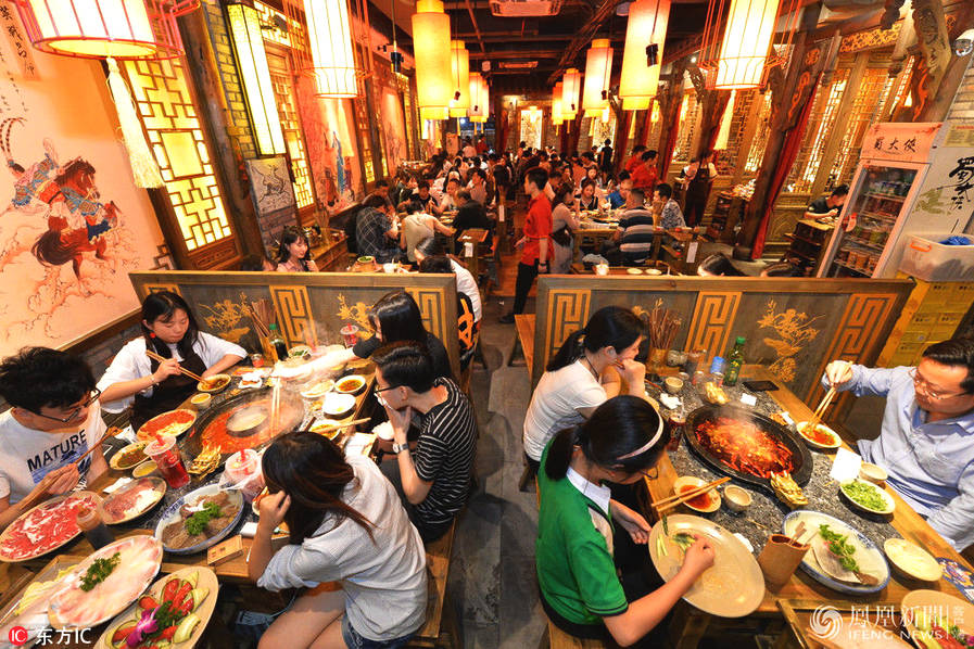 成都火鍋店舉行免費(fèi)吃活動(dòng)，萬(wàn)人通宵排隊(duì)“吃白吃喝”