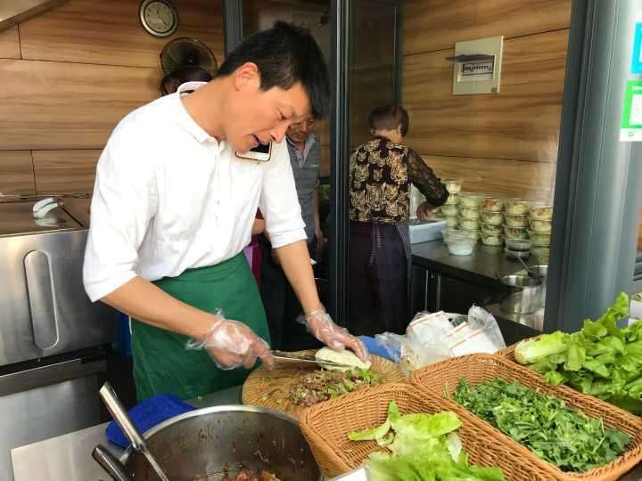 李巖：18年守住一個(gè)肉夾饃，他的小店成了地標(biāo)|餐飲界