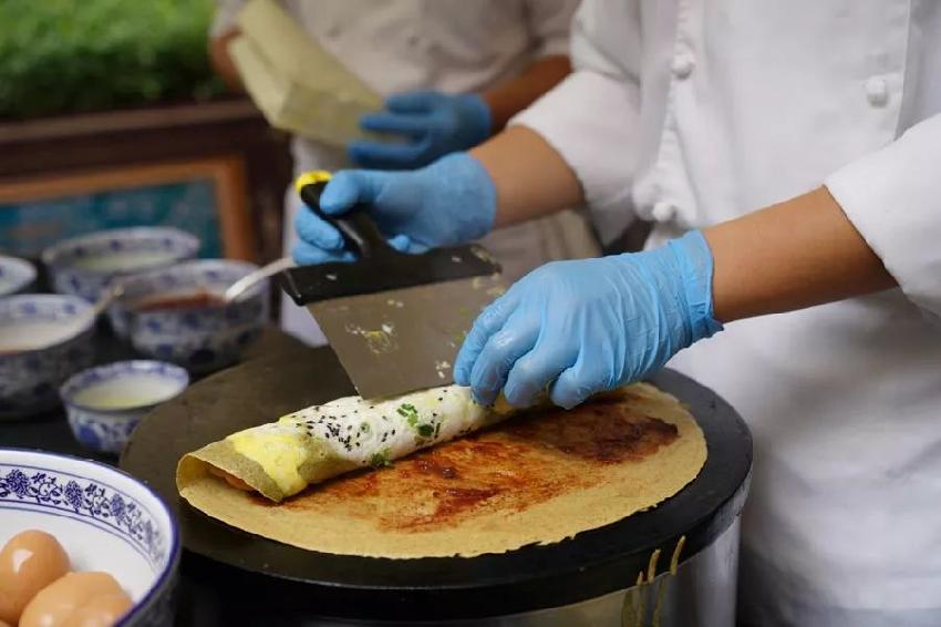 煎餅馃子出標準，薄餅直徑不小于38cm！網(wǎng)友：以后還能加辣條么？