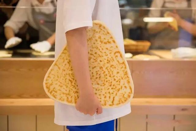 不斷“試錯(cuò)”的西貝，這次開(kāi)了家“三角肉夾饃+咖啡”的餐廳……