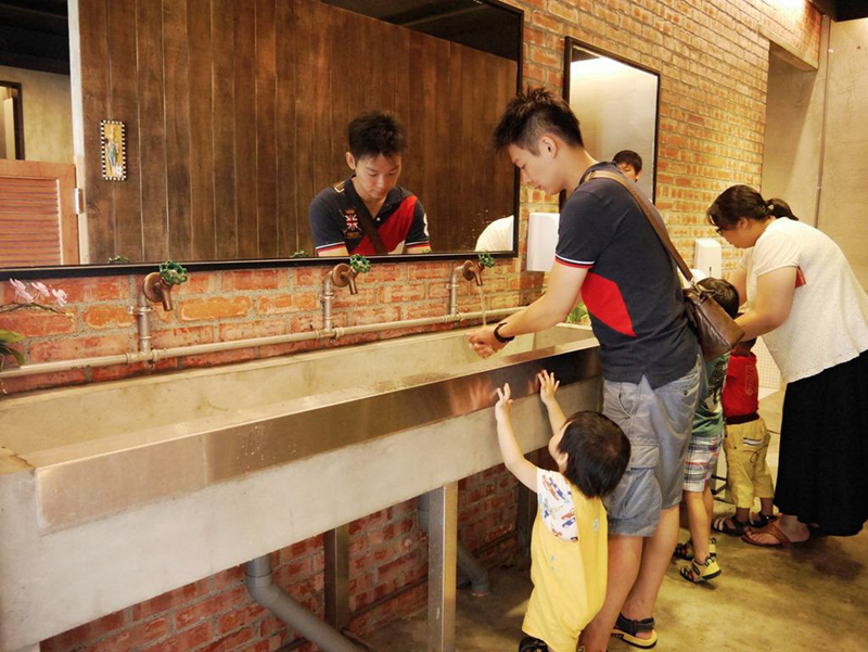 北京啟動餐飲“廁所革命”：須設(shè)置自動門，用餐高峰每15分鐘檢查一次