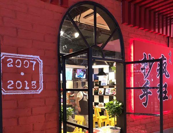 不到20種產(chǎn)品，8個餐位，日銷過萬。TA是最早的“網(wǎng)紅”！