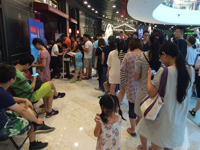 店外排隊，店里客人坐著聊天不走，我該怎么辦？