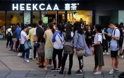 為啥店門口排隊(duì)的總是喜茶？不僅僅因?yàn)槔习迨?0后！