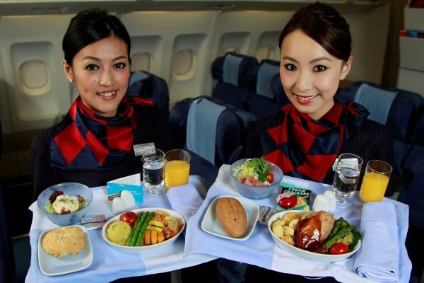 多航空公司取消免費(fèi)餐飲 以后坐飛機(jī)真要帶泡面了？