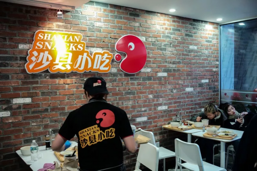 紐約這家中國(guó)小吃開(kāi)業(yè)第一天3小時(shí)就售罄 味道正得很！|餐飲界