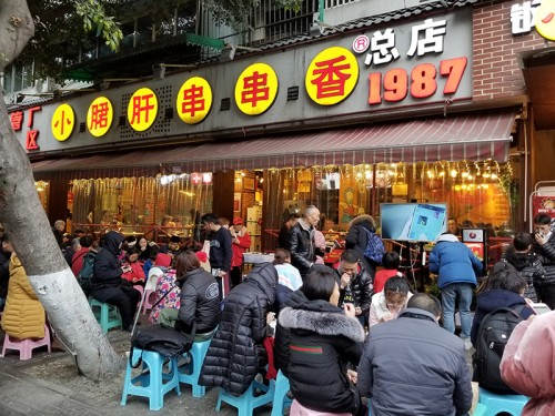 成都鋼管廠五區(qū)小郡肝串串香傳承匠心品質(zhì)，火爆實(shí)至名歸