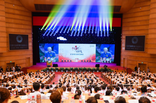  第六屆中國(guó)行業(yè)影響力品牌峰會(huì)，雅座CEO白昱對(duì)話央視康輝