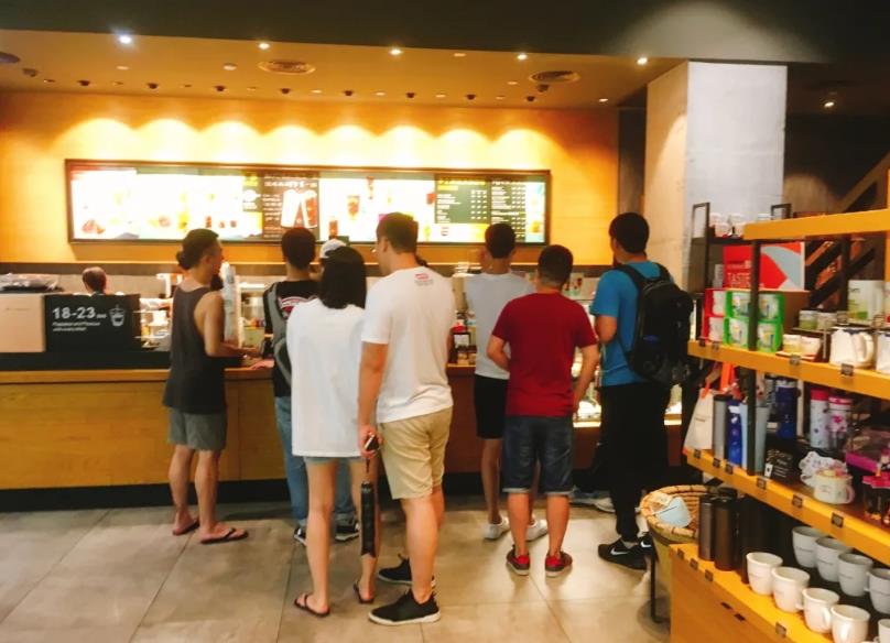 茶、咖不分家！喜茶與星巴克的成功有何共性？｜餐見(jiàn)
