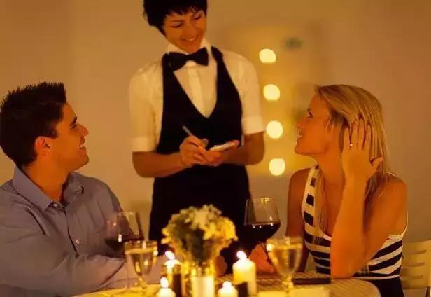 顧客要退菜，看4個不同服務(wù)員如何處理！