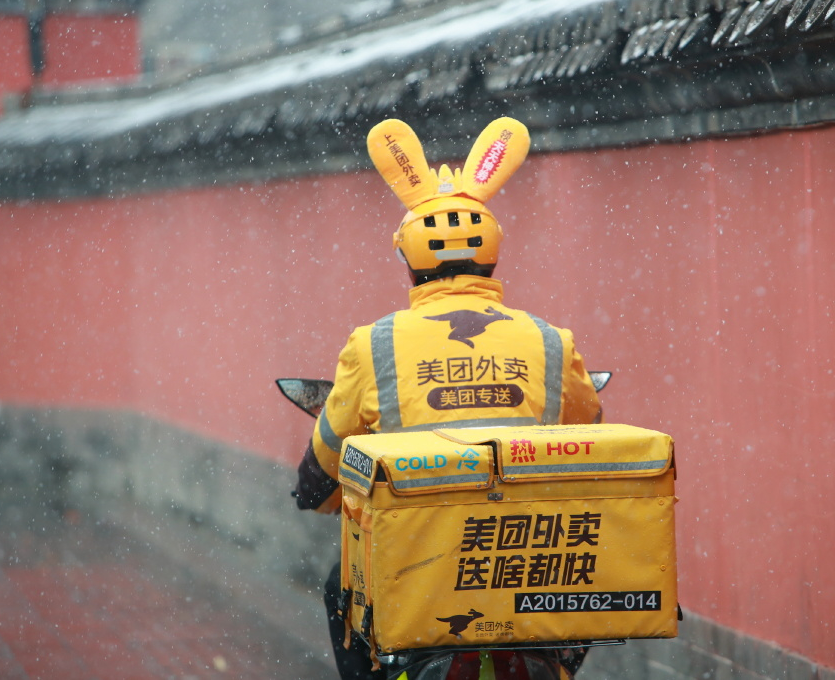 外賣小哥群毆奔馳車主，毆打的不是“上流社會”，是“平臺的牢寵”