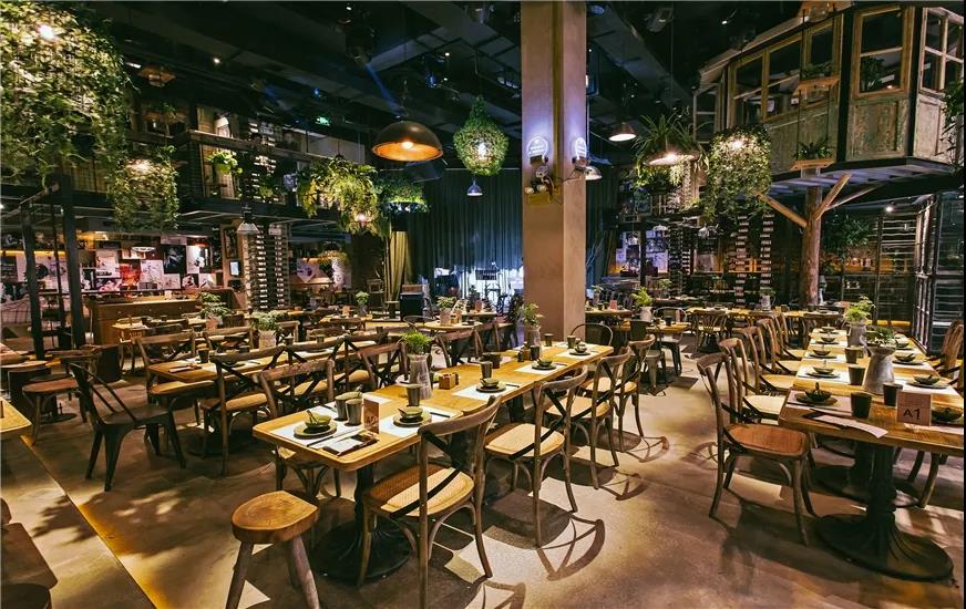 星巴克、火鍋店搶著入局的小酒館，到底好在哪里？