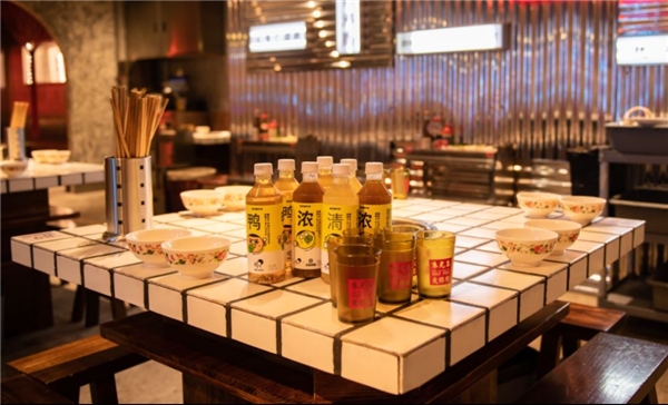 喜茶瓶裝跨界合作朱光玉火鍋，化身國(guó)慶成都熱門(mén)打卡地