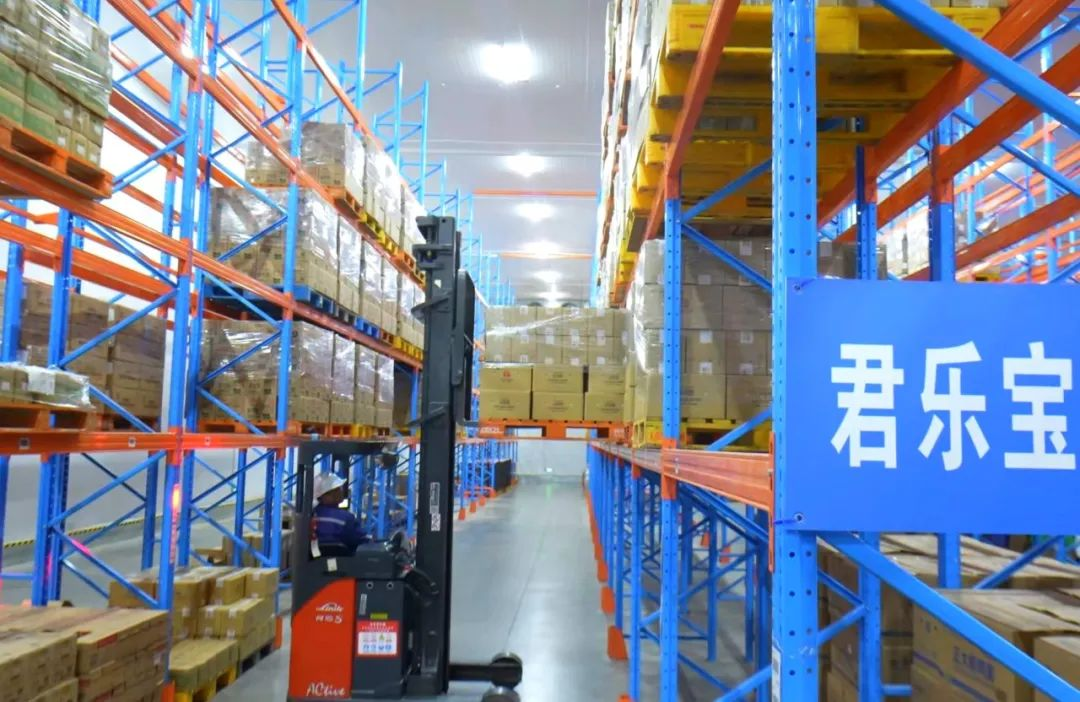 蜀?！辆龢穼殤?zhàn)略合作升級，打造全國極速冷鏈網(wǎng)，破解短保鮮奶配送難題
