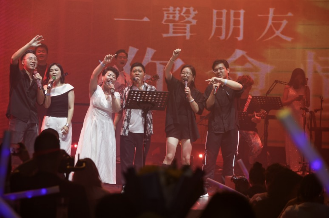 鶴九“瘋之巔”愛心音樂會(huì)奏響公益強(qiáng)音 善款點(diǎn)亮瑤鄉(xiāng)童心