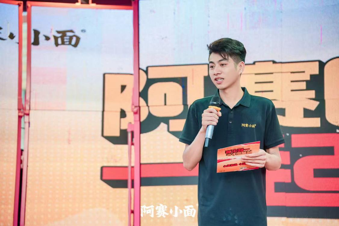 阿賽回鄉(xiāng)?一起出發(fā)！這場(chǎng)村里的發(fā)布會(huì)，藏著阿賽小面最動(dòng)人的初心|餐飲界
